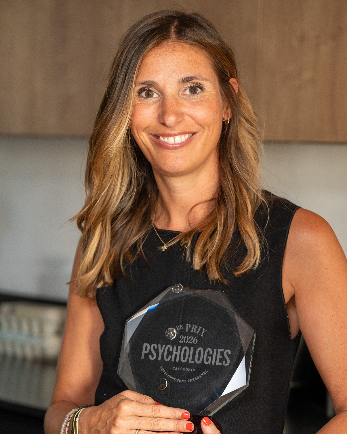 Charlotte Desrosiers, fondatrice de Pourquoi pas moi, tenant le trophée du 1er prix Psychologies Magazine 2026